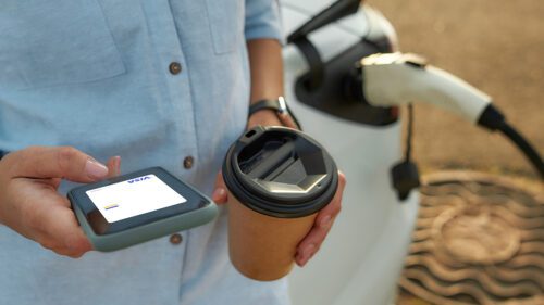 Wszystkie wiadomości - Visa zwraca uwage na koniecznosc stworzenia standardu plynnych i interoperacyjnych platnosci w punktach ladowania pojazdow elektrycznych