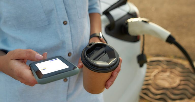 Wszystkie wiadomości - Visa zwraca uwage na koniecznosc stworzenia standardu plynnych i interoperacyjnych platnosci w punktach ladowania pojazdow elektrycznych