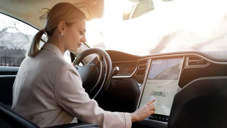 Wszystkie wiadomości - person taking care electric car 1