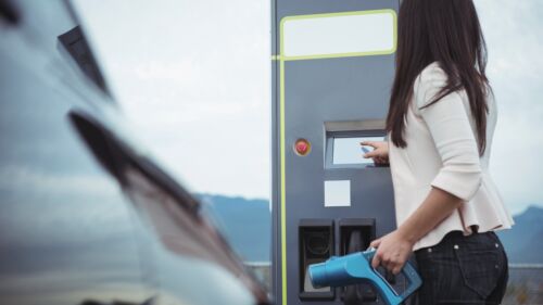 Wszystkie wiadomości - woman using plug electric machine