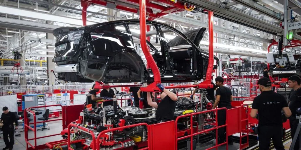 Volkswagen miażdży konkurencję, Tesla znika w lusterku - Tesla Berlin