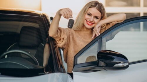 Wszystkie wiadomości - woman holding keys from her new car