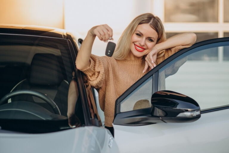 Wszystkie wiadomości - woman holding keys from her new car