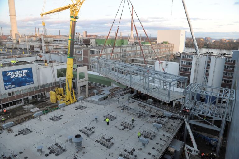 Wszystkie wiadomości - Bridging the Gap to an All Electric Future