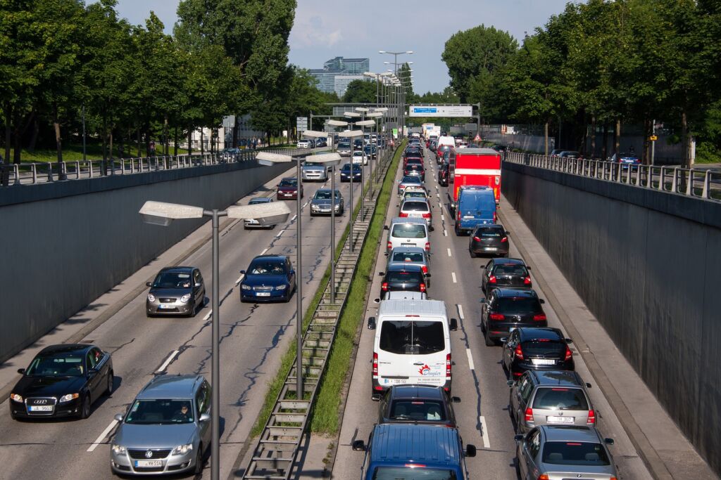 Dojazd do pracy coraz częściej sprawą firmy. Co trzeci pracownik oczekuje od pracodawcy wsparcia w codziennej mobilności pracownik