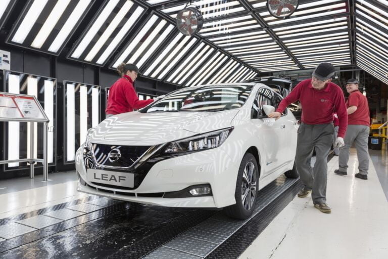 Wszystkie wiadomości - Nissan LEAF on the production line at the Nissan Sunderland plant