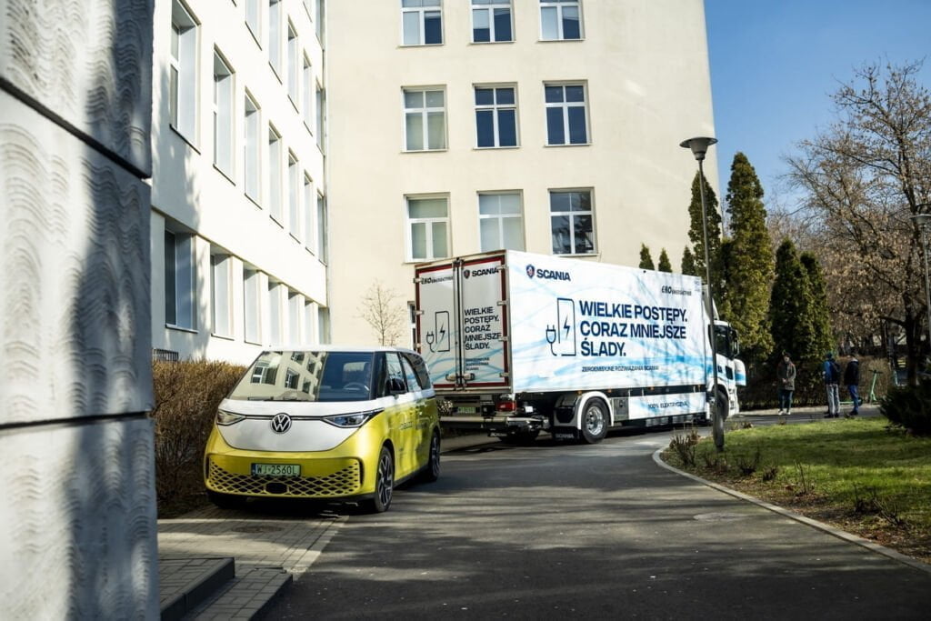 Wyścig z czasem o kompetencje. Europejska motoryzacja potrzebuje ludzi szybciej niż technologii - Studia inaguracja 48