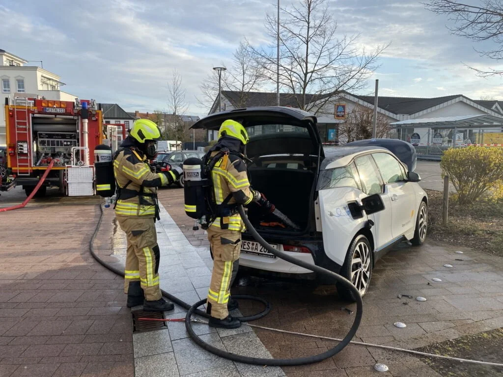 Mity i dezinformacja głównym problemem przeciwników elektromobilności - foto jedynka tekst 4 mag 22 pozary