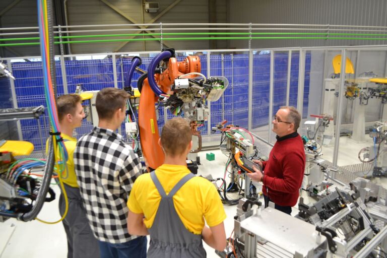 Wszystkie wiadomości - foto jedynka tekst 4 mag 23 rynek pracy