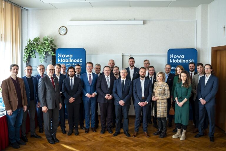 Wszystkie wiadomości - zdjecie 1 okladka tekst 1 mag19 studia