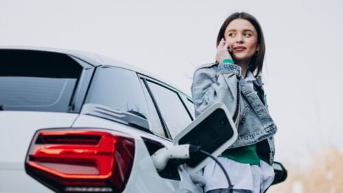 Wszystkie wiadomości - woman charging her electric car with charging pistol