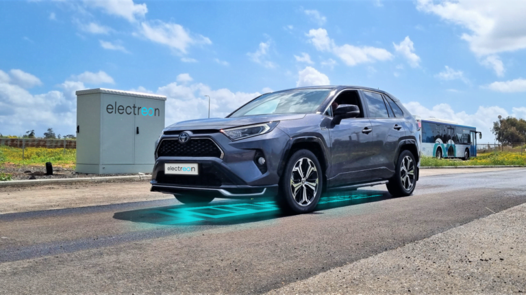 Wszystkie wiadomości - RAV4 PR electrified FINAL fot. electron
