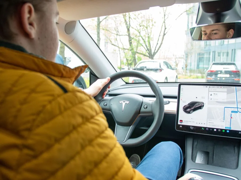 Cicha jazda zagraża pieszym? Nie. Jest jednak jedno „ale”. SUV-y. I napęd nie ma tu znaczenia - foto jedynka tekst 2 mag 29 Tesla