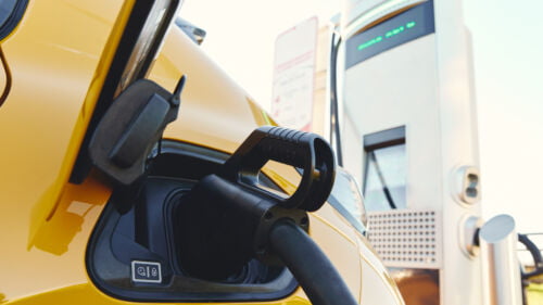 Wszystkie wiadomości - plugged in electric car in at a ev charging statio 2022 05 01 23 53 53 utc