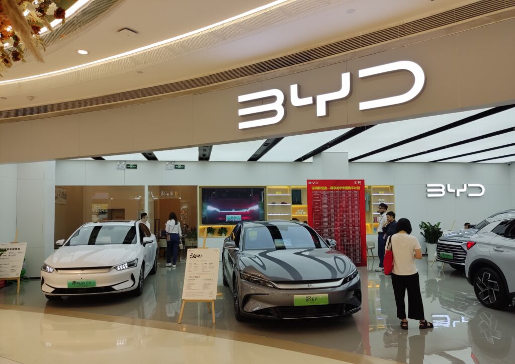 BYD przekracza granicę 15 milionów pojazdów NEV. Globalny rekord i coraz mocniejsza pozycja w Polsce - zdjecie jedynkowe BYD tekst 2 mag 31