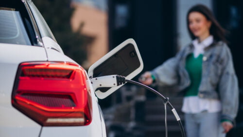 Wszystkie wiadomości - kobieta ladujaca swoj samochod elektryczny pistoletem ladujacym 1