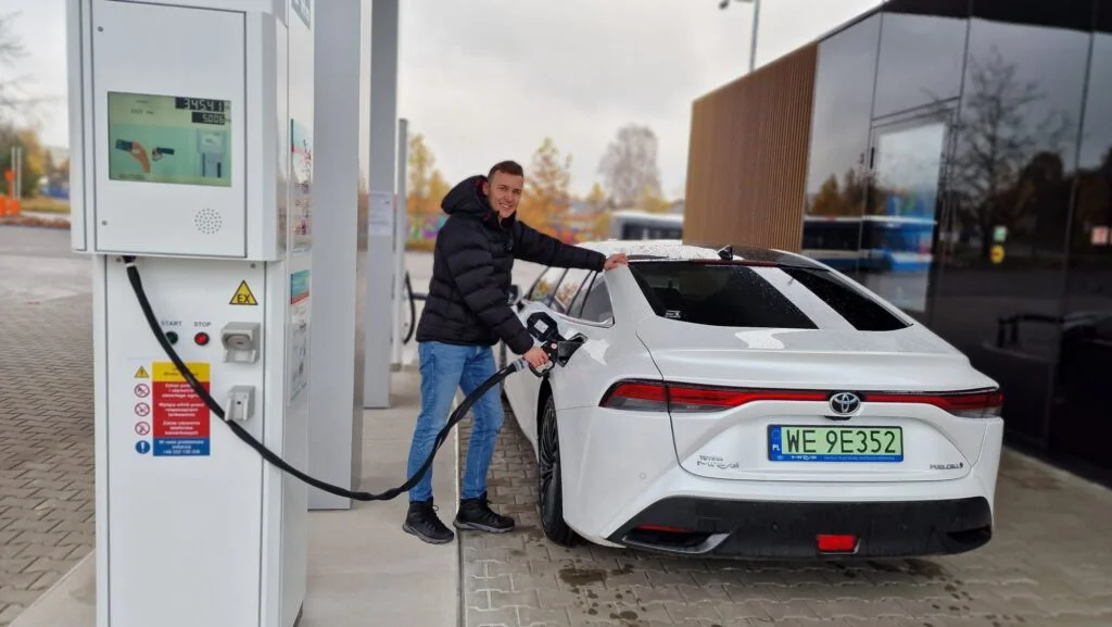 "Elektryki" czyszczą powietrze szybciej, niż sądziliśmy. Hybrydy niekoniecznie - mirai jedynka