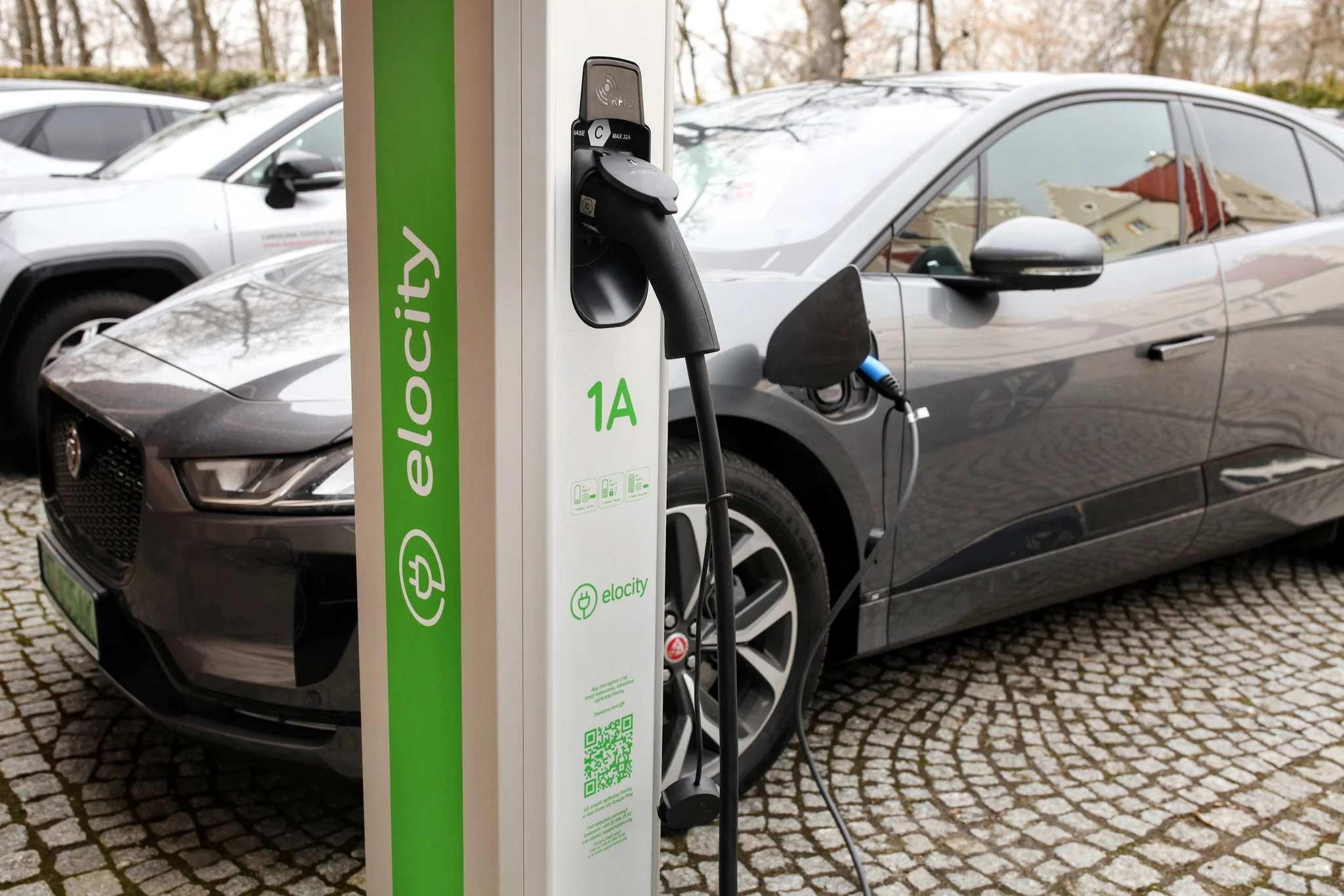 stacja ładowania samochodow