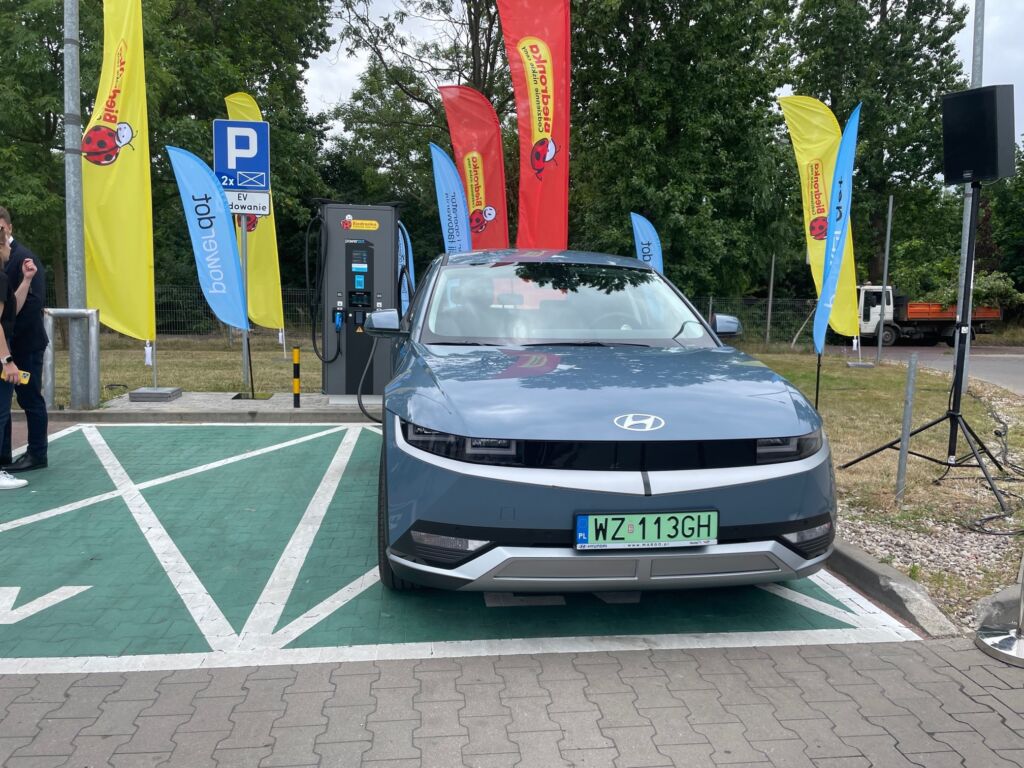 Powerdot i Decathlon w partnerstwie. 28 hubów z 250 punktami ładowania w planach - biedronka powerdot 2