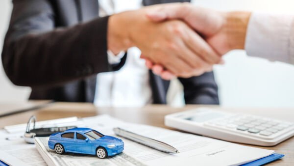 Strefa Wiedzy - sale agent handshake deal agreement successful car loan contract with customer sign agreement contract insurance car concept
