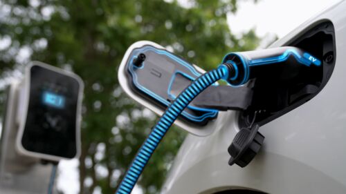 Wszystkie wiadomości - samochod elektryczny podlaczony do stacji ladujacej w eko zielonym parku peruse