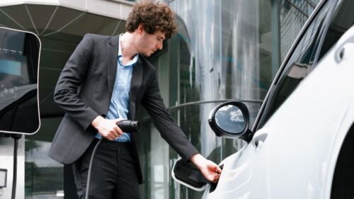 Wszystkie wiadomości - view closeup progressive black suit businessman recharge battery ev car