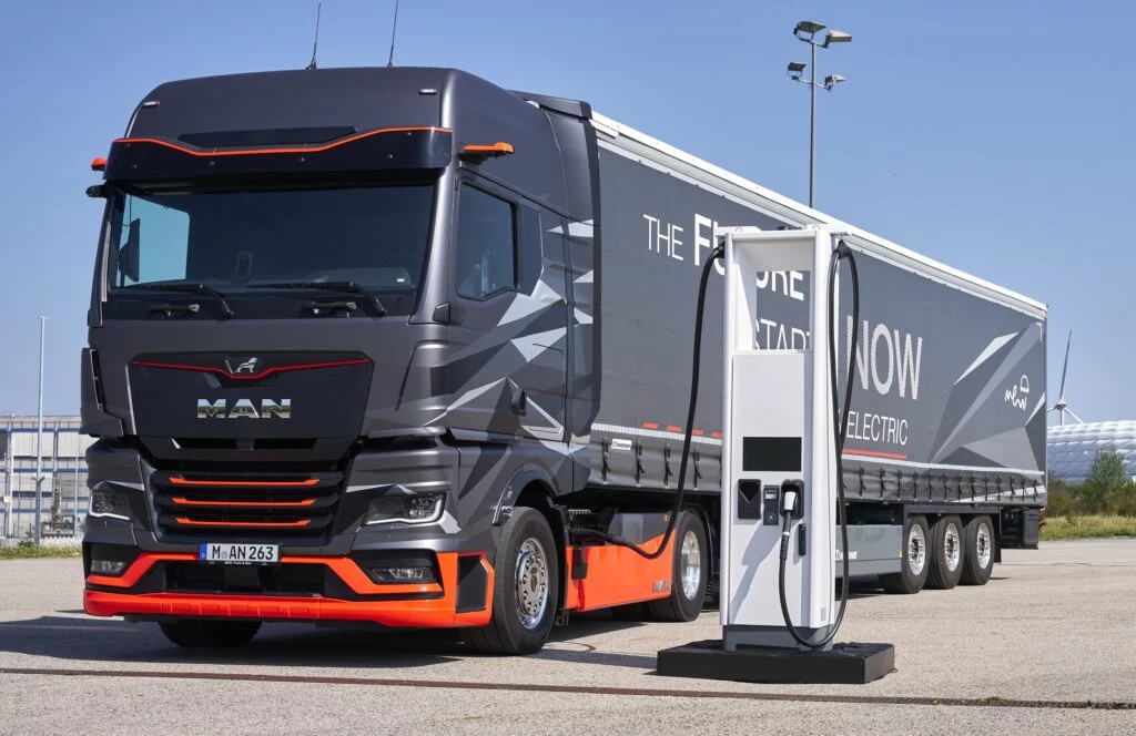Zagraniczne zmiany w opłatach drogowych. Będzie drożej dla przewoźników - MAN p eot man etruck start of sales oktober 2023 05