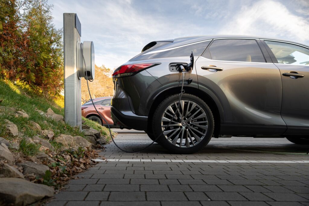 Toyota w pół roku sprzedała 5,3 mln aut. Segment „elektryków” rośnie w zaskakującym tempie - Lexus RX450H PLUS DSC02628