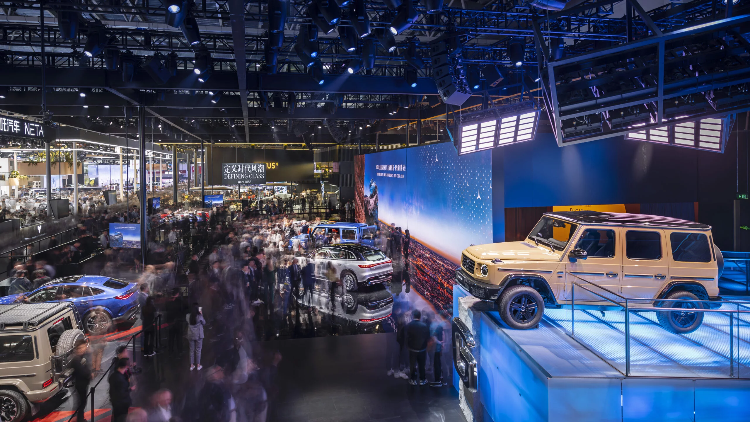 Auto China 2024 - Mercedes-Benz bestärkt seine „Inspired by China, Innovating in China“-Strategie mit neuen Produkten und landesspezifischen Entwicklungen:•Ausgebautes Forschungs- und Entwicklungszentrum in Shanghai stärkt die Präsenz von Mercedes Benz vor Ort und untermauert das Engagement der Marke in China•Weltpremiere der neuen elektrischen Mercedes-Benz G-Klasse (Energieverbrauch kombiniert: 27,7–30,3 kWh/100 km | CO₂-Emissionen kombiniert: 0 g/km | CO₂-Klasse: A)  und des Mercedes AMG GT 63 S E PERFORMANCE (Energieverbrauch gewichtet kombiniert: 12,6 kWh/ 100 km plus 8,2 l/100 km | Kraftstoffverbrauch kombiniert bei entladener Batterie: 12,3 l/100 km | CO₂-Emissionen gewichtet kombiniert: 188 g/km | CO₂-Klasse gewichtet kombiniert: G | CO₂-Klasse bei entladener Batterie: G)2•Messepremiere des Concept CLA Class, der elektrischen EQS Limousine mit umfangreichem Update-Paket, der E Klasse mit langem Radstand sowie von Mercedes-Maybach Night Series Modellen•Partnerschaften im Bereich In-Car-Entertainment ermöglichen umfassende Audio- und Videospielerlebnisse.Auto China 2024 – Mercedes-Benz reinforces its “Inspired by China, Innovating in China” strategy with new products and localised developments:•Expanded Research & Development Center Shanghai broadens the Mercedes Benz footprint and further reinforces the brand’s commitment to China •World premiere of the all-new electric Mercedes-Benz G-Class (energy consumption combined: 27.7–30.3 kWh/100 km | CO₂ emissions combined: 0 g/km | CO₂ class: A)  and Mercedes AMG GT 63 S E PERFORMANCE (energy consumption combined weighted: 12.6 kWh/100 km plus 8.2 l/100 km | fuel consumption combined discharged battery: 12.3 l/100 km | CO₂ emissions combined weighted: 188 g/km | CO₂ class combined weighted: G | CO₂ class discharged battery: G)   •China show premiere of the Concept CLA Class, updated all-electric EQS, E Class long wheelbase and Mercedes Maybach Night Series mo