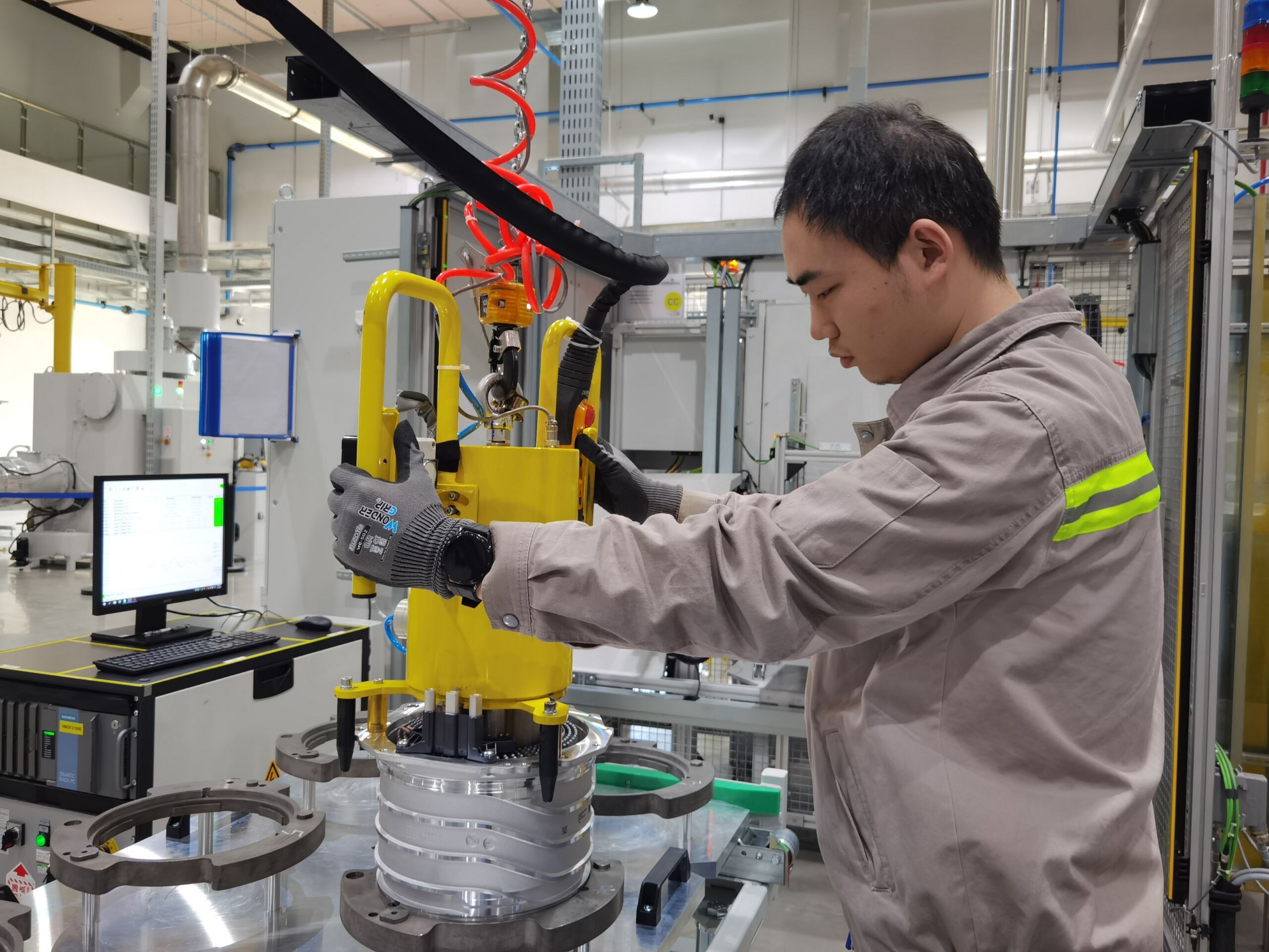 Mit Werken auf drei Kontinenten produziert ZF E-Motoren für die weltweit wachsende Nachfrage nach elektrifizierter Antriebstechnologie. Hier ein Blick in den Standort Hangzhou, China. // With plants on three continents, ZF produces electric motors for the growing global demand for electrified driveline technology. Here is a look at the Hangzhou location, China.