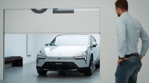 Wszystkie wiadomości - 683302 20240820 Polestar delivers first customer Polestar 4 SUV coup s in Europe