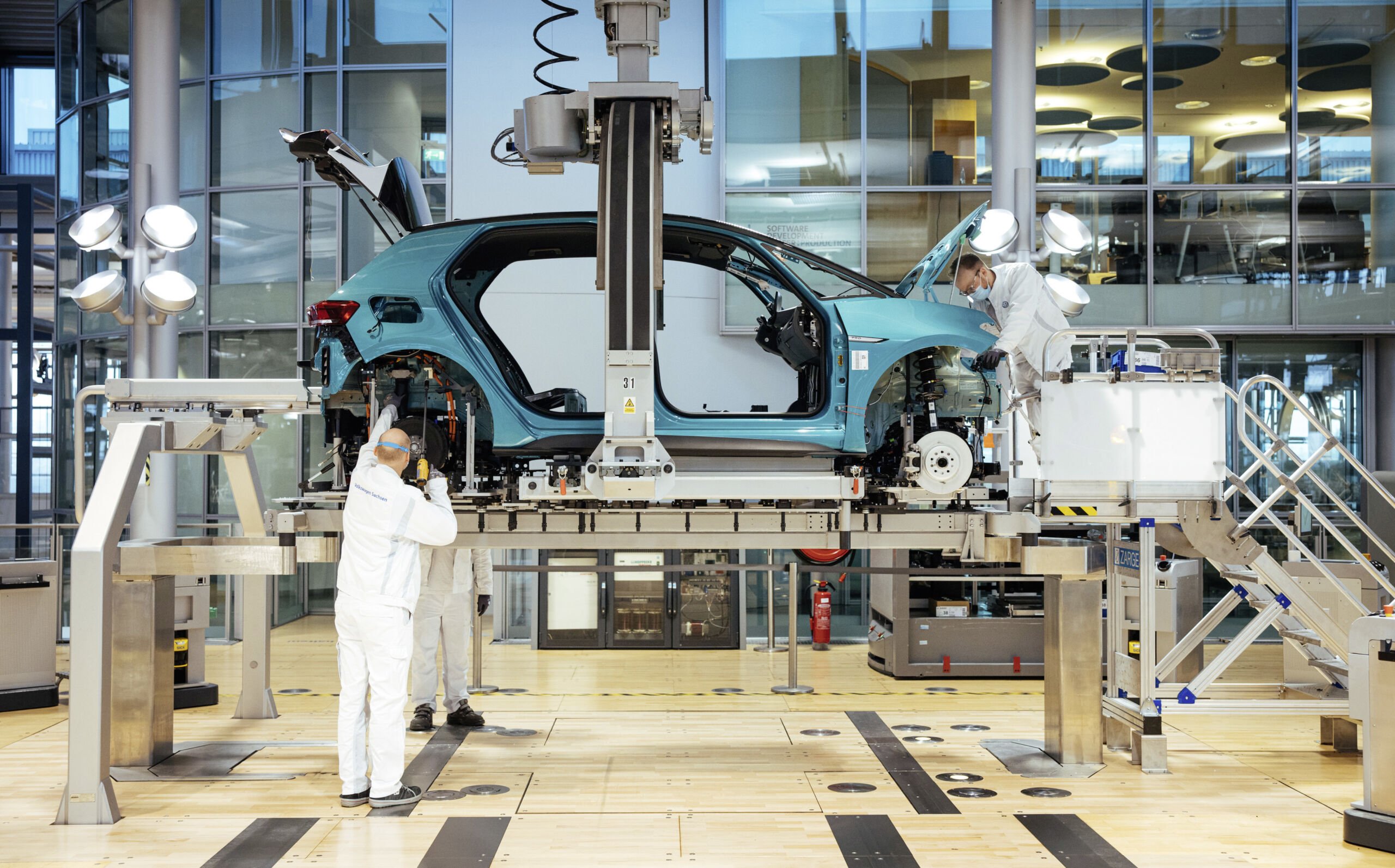 Assembly of the ID. 3 in the Transparent Factory Dresden.