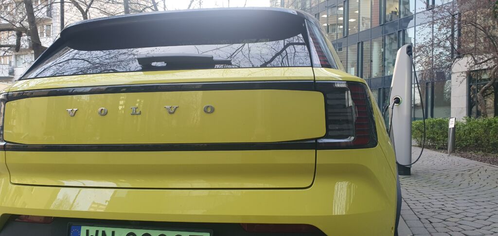 Darmowe ładowanie w domu przez rok. Producent chce przyspieszyć elektryczną rewolucję - volvo ex 30 2