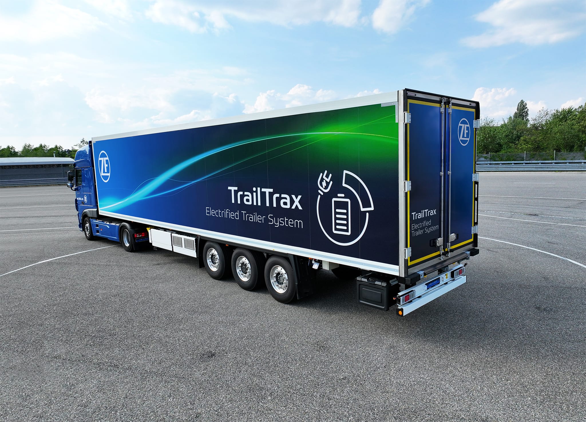 TrailTrax: Das System von ZF integriert die elektrische Antriebsachse AxTrax 2 zusammen mit dem Anhänger-EBS und einer Batterie. Auf diese Weise wird ein verbrennungsmotorisch angetriebener Lkw zu einem Hybridfahrzeug, bzw. erhöht die Reichweite eines reinen E-Trucks.
//
TrailTrax: ZF‘s system integrates the AxTrax 2 electric drive axle with the trailer EBS and a battery. In this way, a truck powered by an internal combustion engine becomes a hybrid vehicle or the range of a purely electric truck is increased.