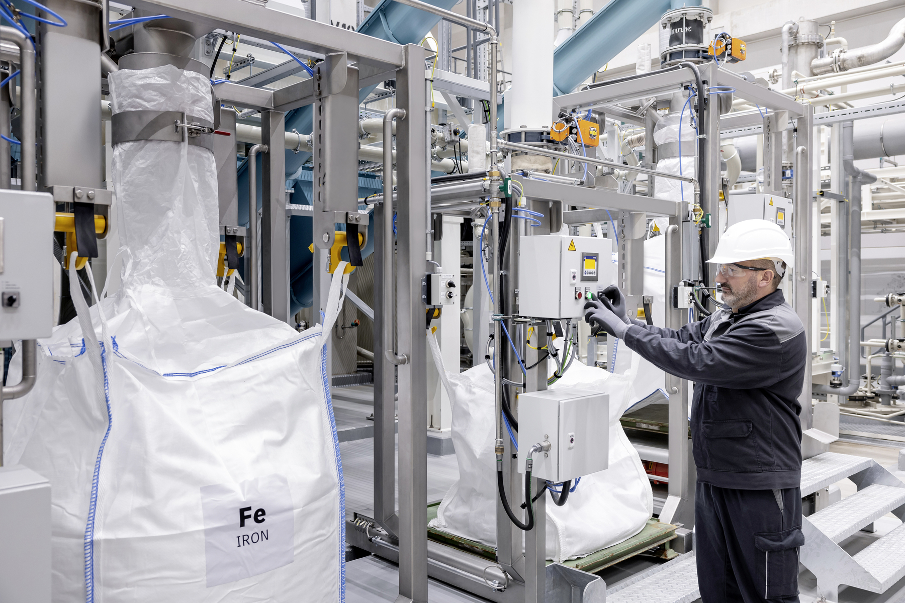Mercedes-Benz Batterie-Recyclingfabrik Kuppenheim: Das mechanische Verfahren sortiert in einem komplexen, mehrstufigen Prozess Kunststoffe, Kupfer, Aluminium und Eisen sortenrein 

Mercedes-Benz Kuppenheim battery recycling factory: The mechanical process sorts plastics, copper, aluminium and iron in a complex, multi-stage process