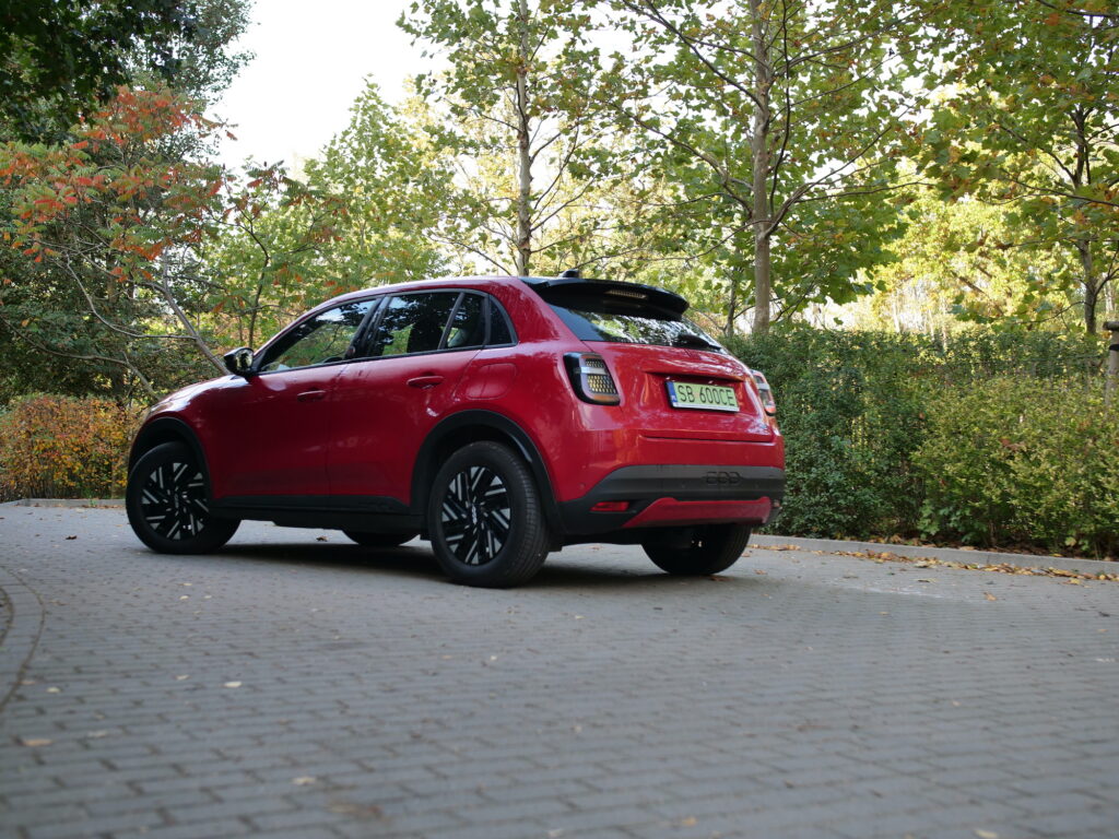 Fiat 600e z nową wersją Icon. Włoski styl kontra chińska ofensywa cenowa - Fiat 600e RED 37