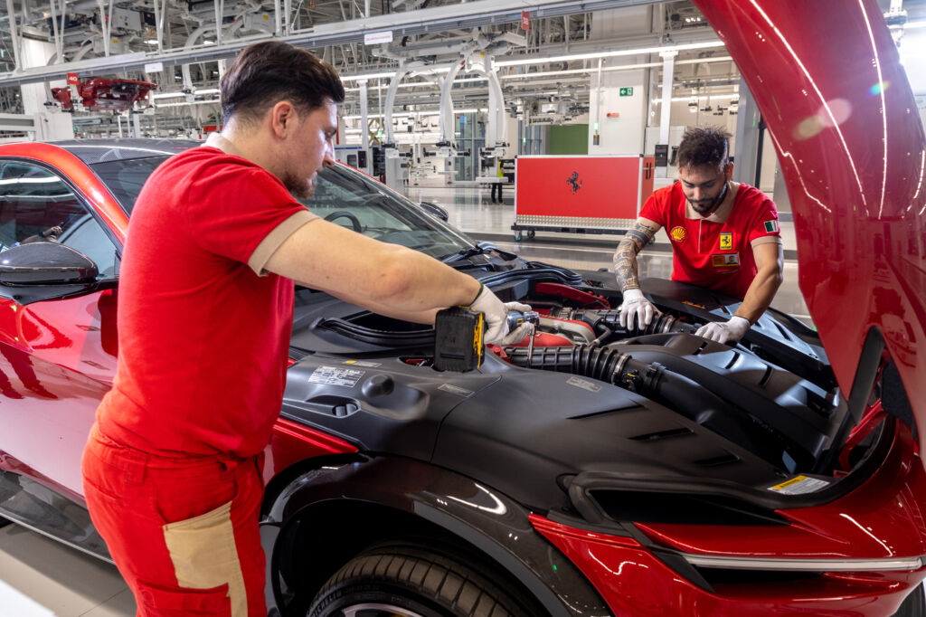 Elektryczne plany Ferrari. Tempo dostosowane do popytu - Magazyn elektromobilna Europa Wlochy fot. Ferrari