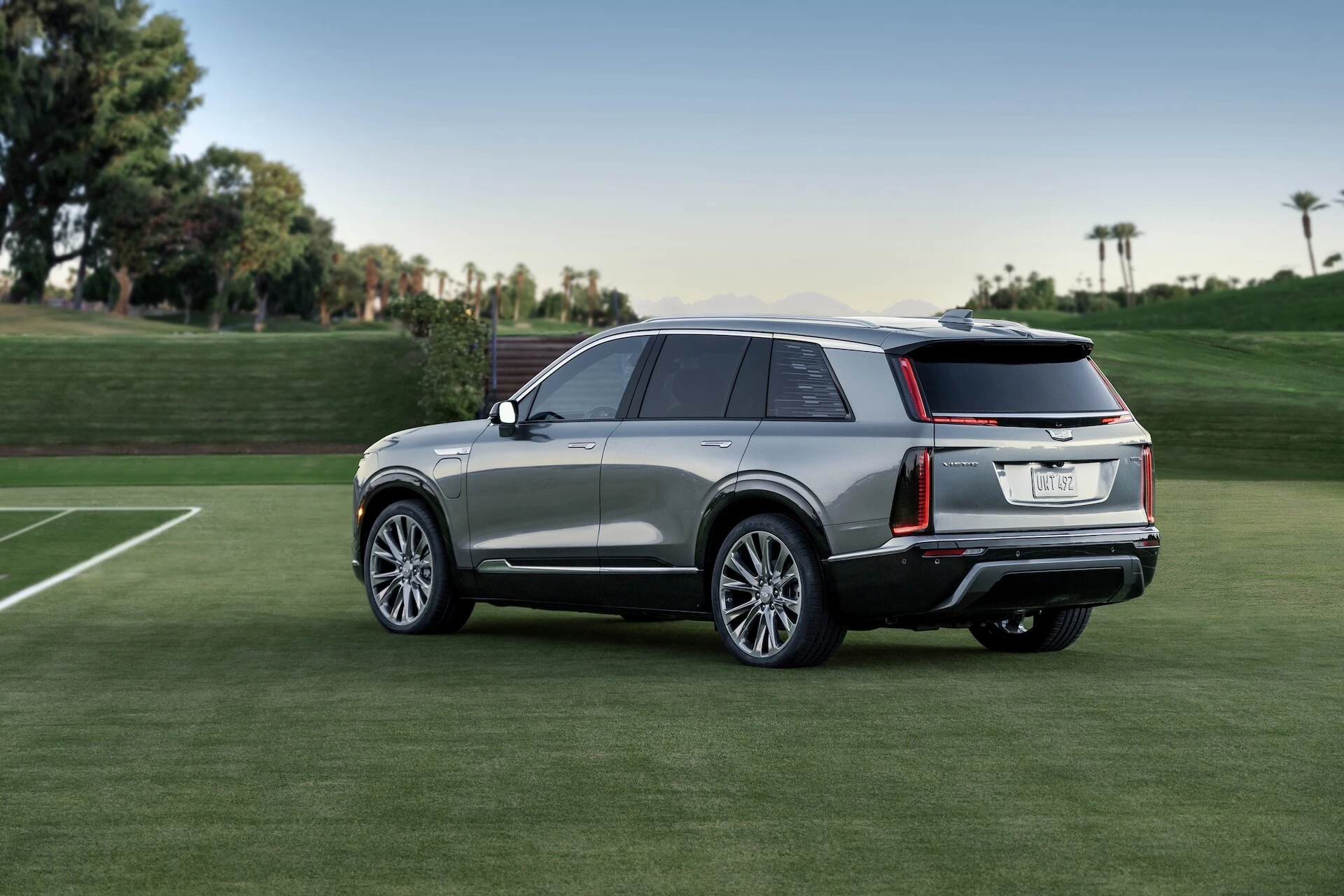 1 2026-Cadillac-VISTIQ_Lux_1AP_2083