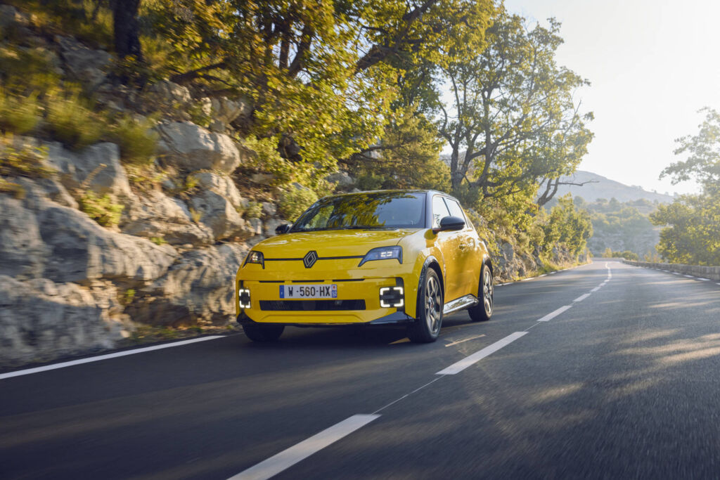 Francja odsłania plan na 2026 rok. Ekologiczny bonus, czyli dopłaty do elektryków zostają - renault 5 e tech electric iconic cinq version pop yellow 17