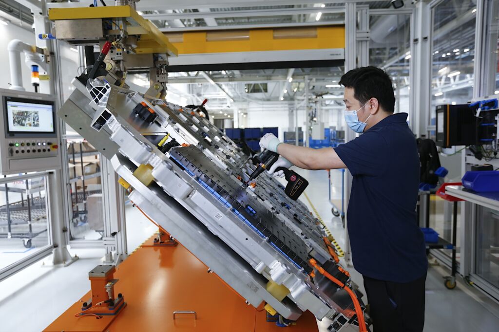 Kolejny chiński przełom? Gęstość 700 Wh/kg i 1000 km zasięgu na litowo-metalowej baterii Kolejny chiński przełom? Gęstość 700 Wh/kg i 1000 km zasięgu na litowo-metalowej baterii - foto 1 bmw baterie chiny