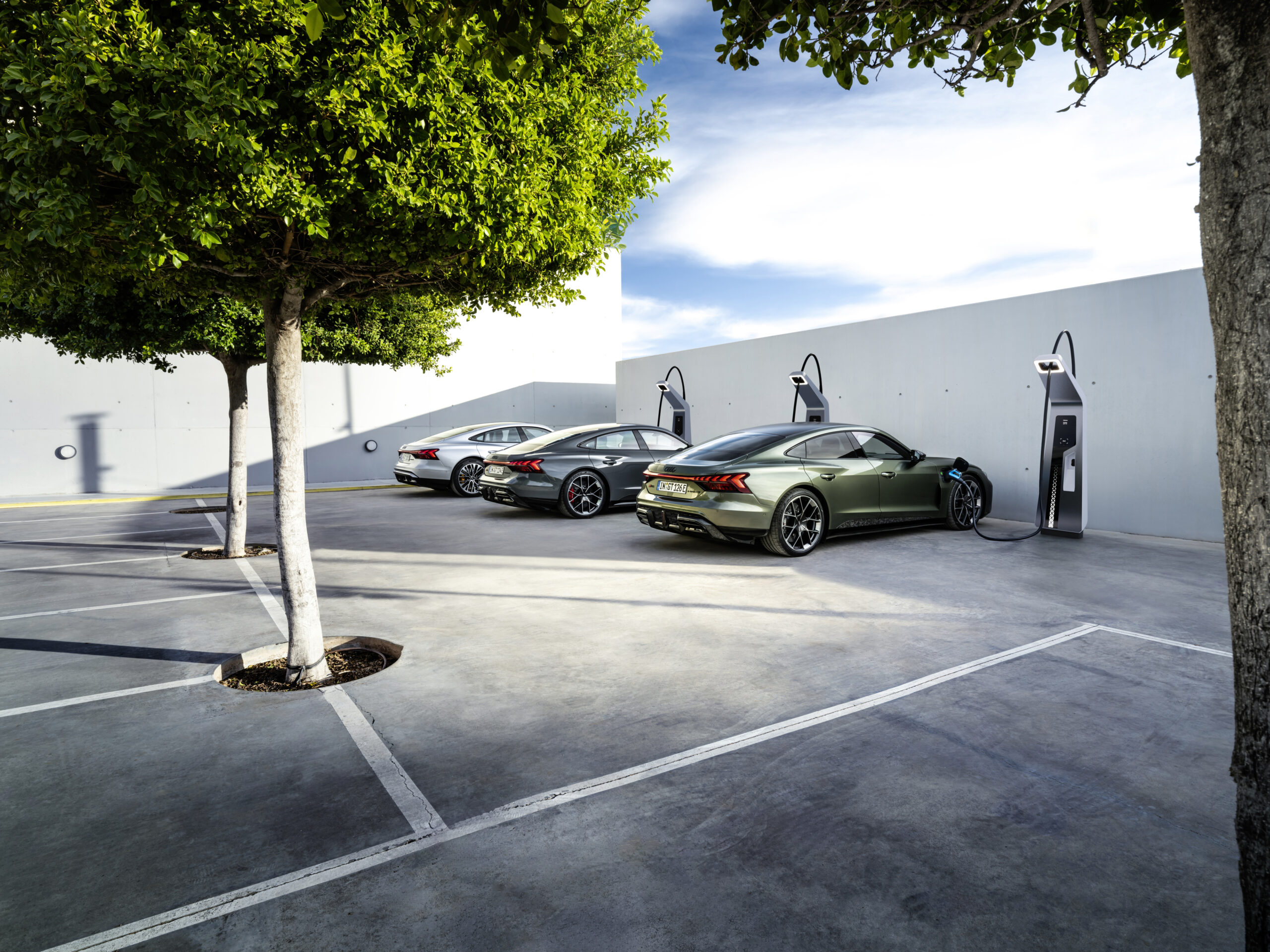 Static photo,
Audi S e-tron GT, Colour: Florett silver metallic; Audi RS e-tron GT, Colour: Nimbus grey perl effect; Audi RS e-tron GT performance, Colour: Bedford green metallic