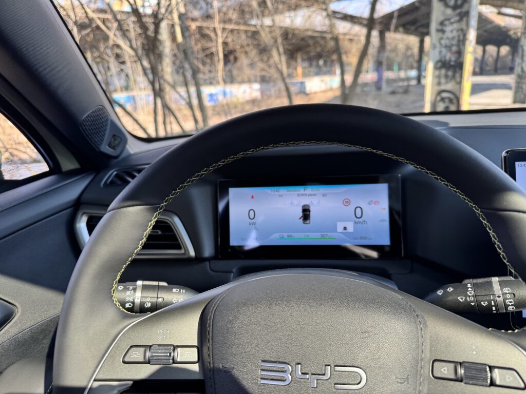 Chińskie elektryki testują odporność europejskiego rynku. Droga donikąd? - BYD Atto2 43