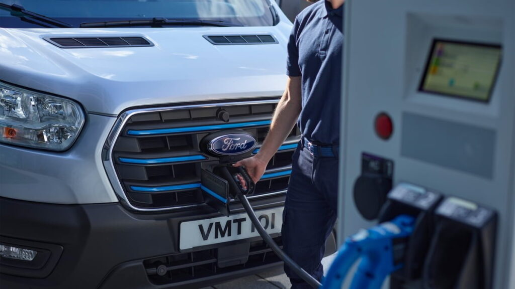 Elektromobilność na rozdrożu - Ford E Transit Front 7 8 Charging Talent