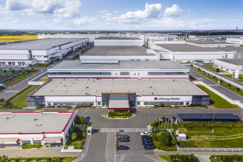 Mercedes sięga po „baterie Tesli”. Dostawy ogniw 46100 z Wrocławia do Stuttgartu ruszą w 2028 roku Mercedes sięga po „baterie Tesli”. Dostawy ogniw 46100 z Wrocławia do Stuttgartu ruszą w 2028 roku - LG Energy Solution Wroclaw 01