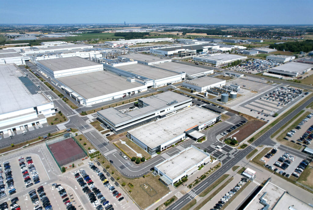 Fabryki baterii napędzają rewolucję napędową. Wartość rynku osiągnie w 2030 roku 19 mld USD - LG Top View 3