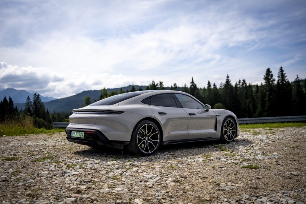 Xpeng bije rekord prędkości ładowania w Europie. 12 min i 45 sek. do 80% baterii ! - Porsche Taycan 10