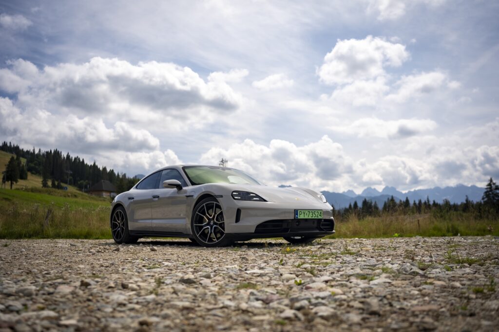 Porsche sprzedaje mniej. BEV-y lekko wyhamowały. Cayenne przejmie rolę lidera? Porsche sprzedaje mniej. BEV-y lekko wyhamowały. Cayenne przejmie rolę lidera? - Porsche Taycan 24