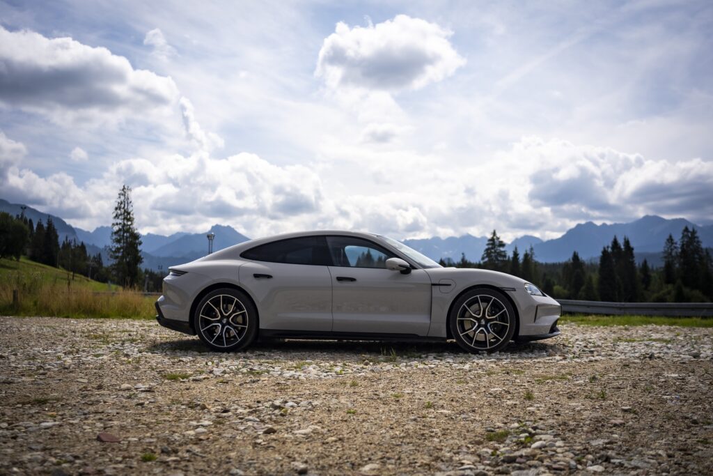 Przekroczysz prędkość, trafisz do wiezienia! Bat na drogowych piratów - Porsche Taycan 9