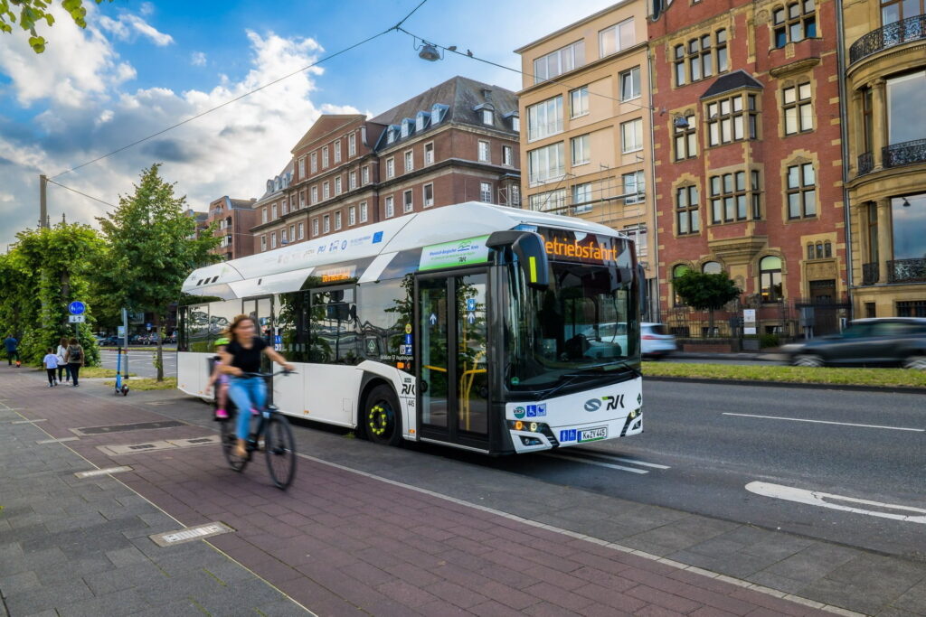 Solaris: Nowa hala produkcyjna zwiększy moce produkcyjne o 500 miejskich pojazdów rocznie Solaris: Nowa hala produkcyjna zwiększy moce produkcyjne o 500 miejskich pojazdów rocznie - Solaris Urbino 12 hydrogen Cologne 1