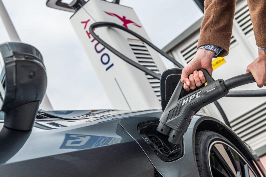 Koniec aut spalinowych od 2035 roku? Sektor automotive z oporami - audi etron ionity 7 scaled 1